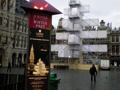 右にある白い四角を重ねたものが、今年のクリスマスツリー？です。
フランス人のデザインだそうです。
夜になると音と光のショーが始まります。

後日、グランパレスのライブカメラを見てみるとこのオブジェは跡形も無く、無くなっていました。
http://www.bruxelles.be/artdet.cfm?id=4664
http://4travel.jp/overseas/area/europe/belgium/brussels/tips/10472622/