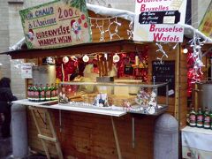 クリスマスマーケットの一角にあったワッフル屋さんです。
もっと大掛かりな店もありました。
夕方になるとどの店も人だかりが絶えませんでした。