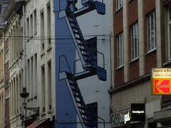 ベルギーの有名キャラクター、タンタンの壁画です。
市内のあちらこちらに、建物の壁を使った色々な壁画がありました。

壁画の下にも落書きがありました。