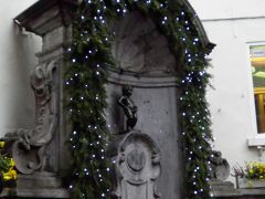 ベルギーの有名スポット、小便小僧です。
ここもクリスマスらしい飾りでした。
衣装持ちの小便小僧は裸でした。
ついでに近くにある小便少女の像も見学しましたが、
都合により写真は割愛です。
気になる方はクチコミを参照して下さい。

http://4travel.jp/overseas/area/europe/belgium/brussels/tips/10470910/
http://4travel.jp/overseas/area/europe/belgium/brussels/tips/10476373/