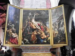 アントワープの市内観光です。
アントワープは人口４８万人のベルギーで二番目に大きい都市です。
オランダ語ではアントウェルペンと言います。
クリスマスマーケットはグルンプラーツを中心にお店が並んでいました。
メリーゴーランドやスケートリンク、川沿いには観覧車もありました。

写真はアントワープのノートルダム大聖堂でみた絵画です。
ルーベンス作の「キリスト降架」という絵画で、小説「フランダースの犬」のなかでは、この絵の前でネロとパトラッシュが息を引き取ったところとされています。