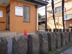 市川駅を出て千葉街道に沿って東に、新田の春日神社を目指しました。しばらくして吉田医院の前で足を止めました。建物は新しいが、周囲の石柱がなにか歴史の重みを感じさせます。この吉田医院は、昭和3年に松井天山が描いた『市川町鳥瞰図』にも掲載されている由緒ある医院です。