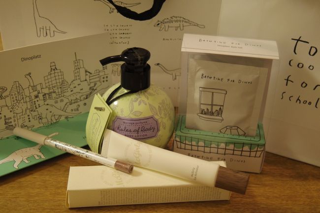 too cool for school（トゥクールフォースクール）<br /><br />このお店、個人的には1番好きでした！<br /><br />韓国コスメとしては割高かなって思いましたが<br /><br />デザイン性が気に入ってしまいイロイロ購入