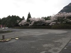 ■15:10　大窪寺の駐車場に到着
道中で思わず「結願くん」を停めたくなる場所があったのだが、ラスト参拝を済ませてから立ち寄る方が相応しいと思い直した。
計画より１０分遅れの到着に加え、想定外の立ち寄り時間を上乗せしなくてはならないが、夕方以降のスケジュールはいくらか融通できるようにしてあった。
手持ちのガイドブックによれば、仁王門の脇にも駐車場があるが、手前の広い駐車場に「結願くん」を停めて、ラストの札所への道をほんの少し自らの足で踏みしめてみることにした。
（⇒クチコミ「大窪寺−四国八十八ヵ所霊場巡拝の結願証」
http://4travel.jp/domestic/area/shikoku/kagawa/sanuki/sanuki/tips/10475735/）