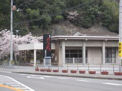 ■おへんろ交流さろん
道の駅の向かい、前山湖側には「おへんろ交流さろん」がある。
立ち寄ってみたい気もあったが、これから先の行程の予約変更をしなければならず、今回は断念。
ま、２周目・３周目と巡るうちに立ち寄る機会もあるでしょ(笑)。
１０分程、携帯電話で交通機関の予約画面と格闘したのち、高松駅を目指して走り出した。