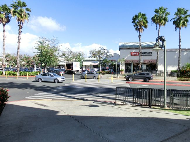 そして、ワイケレプレミアウムアウトレットに到着です。<br /><br />２時間３０分の自由行動です。まずは、割引クーポンをもらって、地図を片手にお目当てのお店をうろうろと。