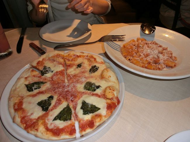 ＤＦＳギャラリアに寄って下見と価格チェックをして、ビーチウォークのほうまで足を延ばして、ハミルトンブティックでお土産用の雑貨を買って。<br /><br />さて、夕食は何を･･･。第一候補は、ロイヤルハワイアンセンターの千房でハワイアンのお好み焼きを･･･値段を見て、う〜ん･･･。<br /><br />じゃあチーズケーキファクトリーへ。「１時間待ちだよ」ありゃりゃ。<br />で、結局ホテルまで戻ってきて、アランチーノへ。二人だと５分くらいで入れるよ、とのことで、２晩続けてお世話になりました。<br /><br />店員さんのお勧めの、ミートスパとマルガリータのピザとシーザーサラダを。やっぱりおいしいです。<br /><br />