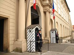 ホテルのことは脇に置いておいて、まずは観光です。
もちろん最初はプラハ城に向かいます。プラハ城は官邸も兼ねているということで、門は衛兵に守られています。
ここではブダペストのように人形を間違うことはなく、一緒に記念撮影などもしました。