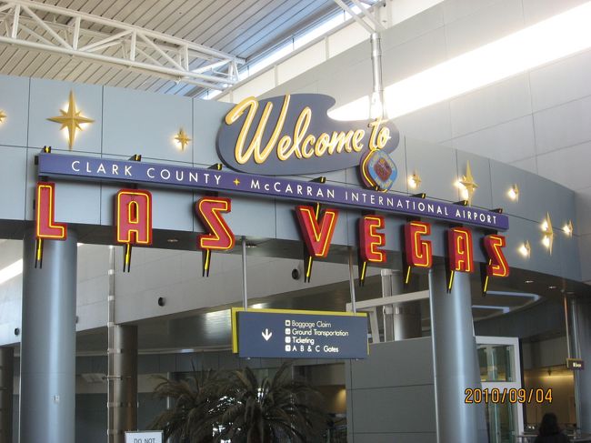 ということで、サンフランシスコを後にラスベガス到着です。実は空港にもスロットマシンがあるのです。Ｗｅｌｃｏｍｅのところから既にエンターテイメントの街という感じです