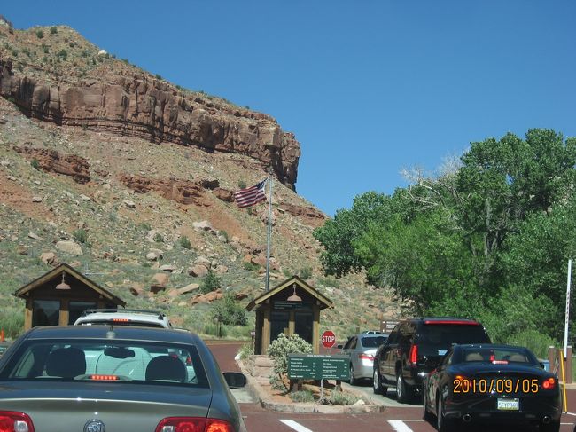 このゲートで１年間有効のパスを買いました。複数の国立公園を回る場合は、間違いなくこのパスが有効です。