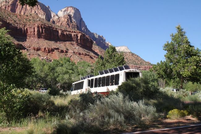 このトラムは天井が空いていて、岩を見上げながら、公園内を回ってくれます。これは必須です