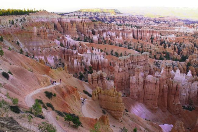なんとも言えない岩と言うのか、石柱というのか、雨で浸食（殆ど雨は降らないみたいですが）されて残った石柱がなんとも言えません。この後色々な公園を回りますが、赤岩が多いところは夕方がお奨めです。夕日があたることでより赤みが増したります。日が沈むことで色も刻一刻と変わっていく様を見るのが良いです