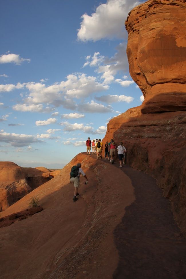 アーチーズ国立公園に行ったら、ここは絶対行かなければならないところです。この道の先には・・・