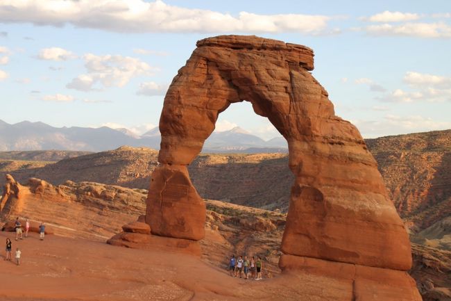 来ました！！！真ん中にいる人間の大きさからこのアーチがいかに大きいことがわかりますでしょうか。