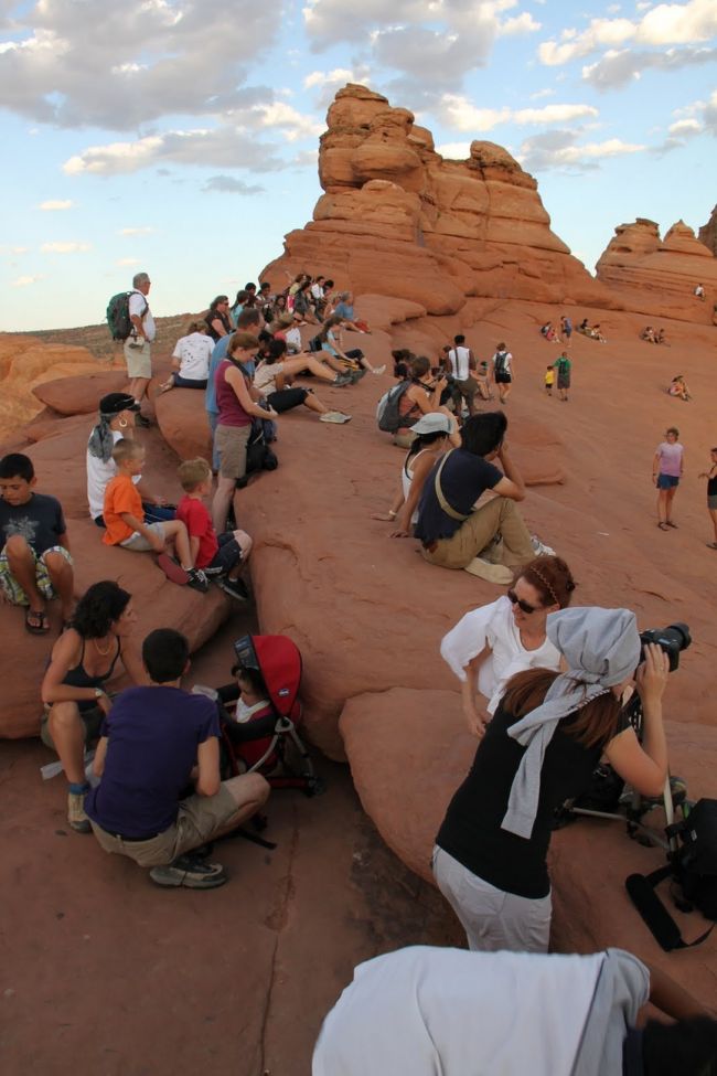 もう少しで日が暮れるのですが、その一瞬を待っている人たちです。