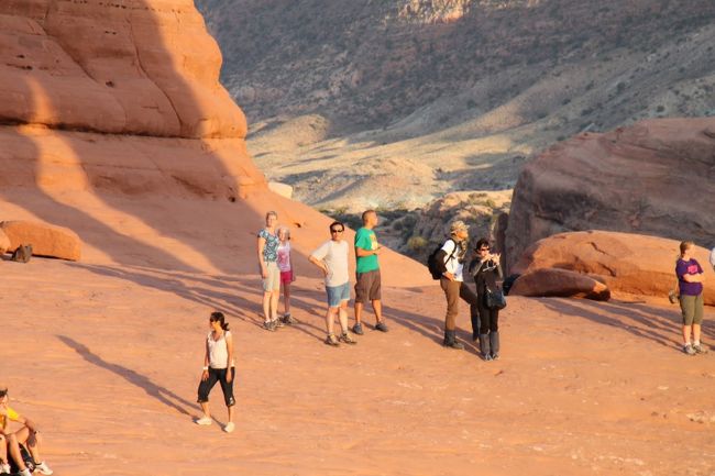 ということで、カメラをかみさんにあずけて、自分もアーチの下に行って記念撮影を。ということで順番待ちです。