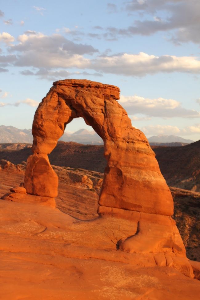 人が写っていない唯一の写真です。ちなみに、ちょうどこの色になりかけた際、空気を読めないやつが、アーチの下の方に歩いて行こうとしたら、カメラマンから、「Get　out！！」が飛び交いまして、この写真が撮れました。