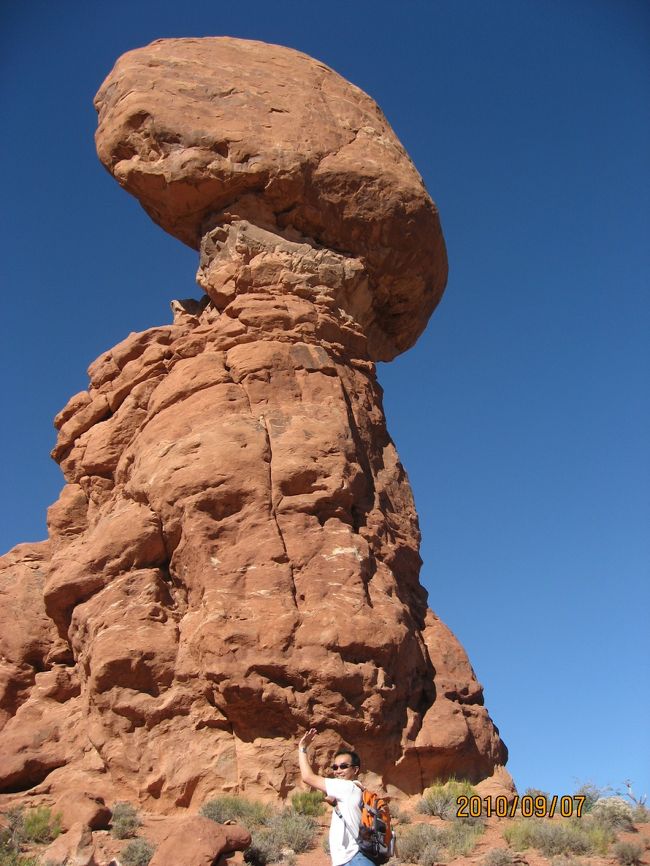 バランスロックと言われていて、人と比較すると岩がいかに大きいか。一説によると後何年かわからないが、この岩も落ちるだとろうとのことです