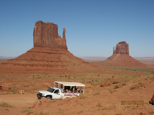 ナバホ人（ネイティブアメリカン）の管轄されているところで、ナバホのバスで回るところは、制限区域に入れますが、自分の車では全てはみれないようになっているみたいですが、レンタカーで十分楽しめましたが。写真に写っているバスでほこりまみれのところを走るので、コンタクトの方は止めた方がいいです