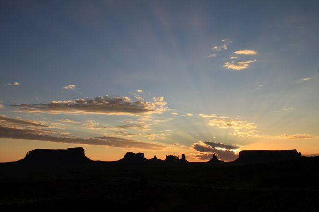 モニュメントバレーのグルーディングロッジに宿泊し、翌朝の景色です