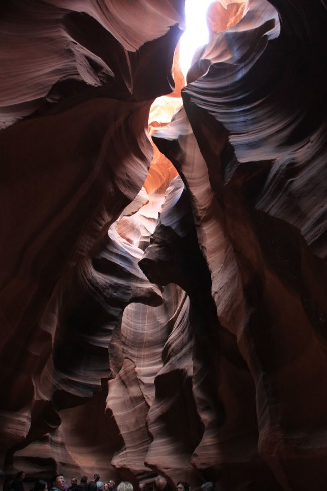 いいちこ（焼酎）のテレビコマーシャルでも使用されてました、アンテロープキャニオンです。この日は曇り＆小雨だったので綺麗に写真とれませんでしたが、自然の力で岩がこんなふうに削れるとは