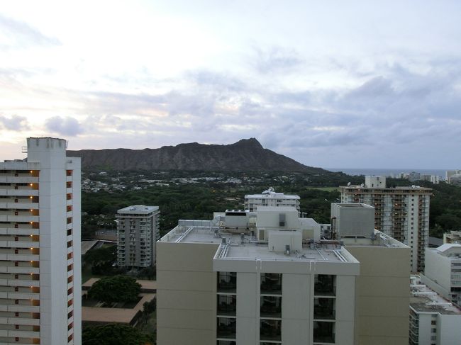 ３日目の朝です。ハワイ旅行恒例の朝のラナイからの眺めです。<br /><br />ダイヤモンドヘッドが目の前に。一気に目が覚め、テンションあがります。