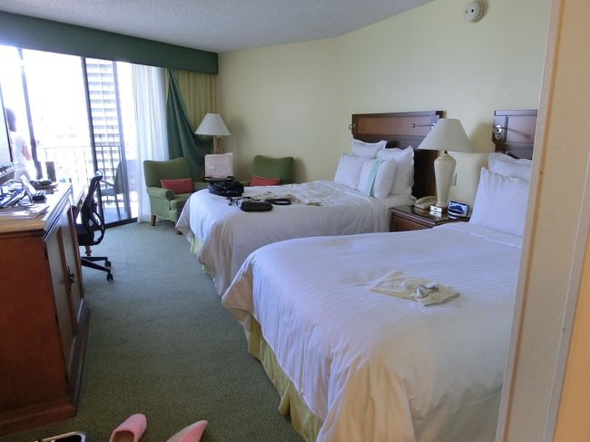 説明会が終わったら、タクシーでホテルまで送ってもらえました。<br />結構荒い運転で･･･タクシーはどこの国でも同じなのかなぁと。<br /><br />で、ホテルのフロントで「隣りがうるさいので、部屋を変えてもらえませんか？」とダメもとで。<br />日本人のコンシェルジュの方がいろいろ探してくれて、同じオーシャンビューの部屋を見つけてくれました。<br /><br />早速、スーツケースを持って引越しです。