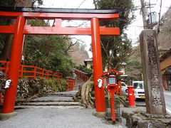 貴船神社へは京都駅から国際会館まで地下鉄で行き、そこから
タクシーで向かいました。

冬の平日だけあって、人がまったくいません...。