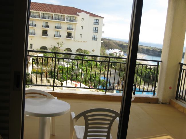 飛行機の到着は１１時３０分でしたが、レンタカーのチェックアウトや昼食やなんや、かんやでホテルに到着したのは１６時ごろになりました。ホテル日航アリビラです。