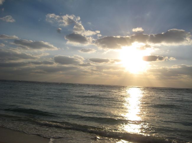 日没が遅いので、海岸でのんびり過ごせました。夕食は前日に予約をしておいた近くの「島やさい食堂てぃーあんだ」に行きました。雰囲気がよく、味もとってもおいしかったです。縁側には大きな猫が何匹も…。