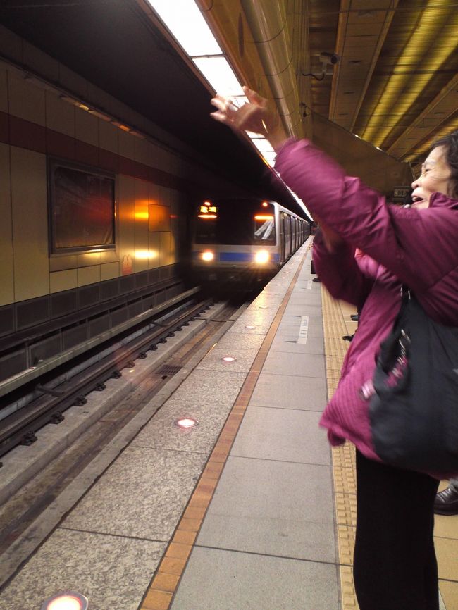 頂渓→台北方面の始発は6:10です。<br />始発電車に乗って、朝ごはんを食べに行きます！