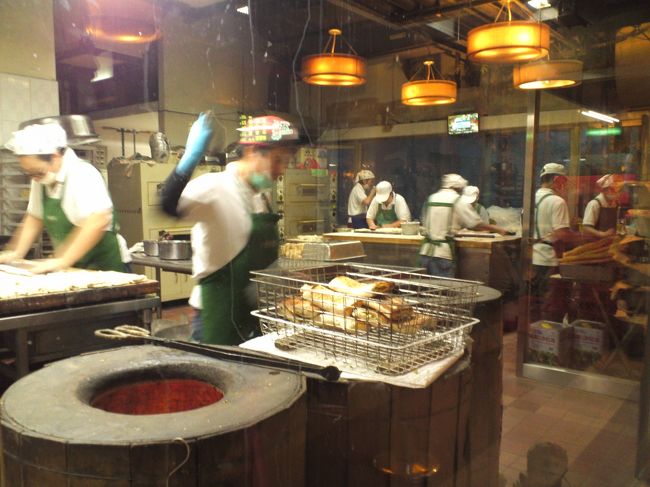 ・・・と意気込んでいったら、列は階段の真ん中あたりまででした。<br />６：２５くらいに並び始めて６：４０分くらいには注文できましたから・・・１５分待ちくらい？<br /><br />列にいる間に、こうしてパイを焼いたりしているところを見られるので、そんなに待ち時間も気になりません。<br />