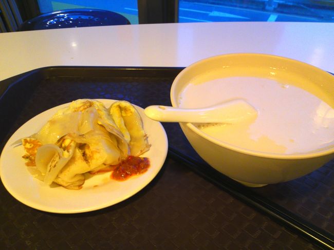 今回の注文は、冷たい豆漿と蛋餅です。<br />豆乳おいしい！甘くて、さらっとしていて飲みやすい！！<br /><br />蛋餅も、もちもちしていて美味しい♪<br />生地のなめらかさがとってもいいですね〜♪♪<br /><br />他のものも食べてみたいので、また翌朝来ることを決意。