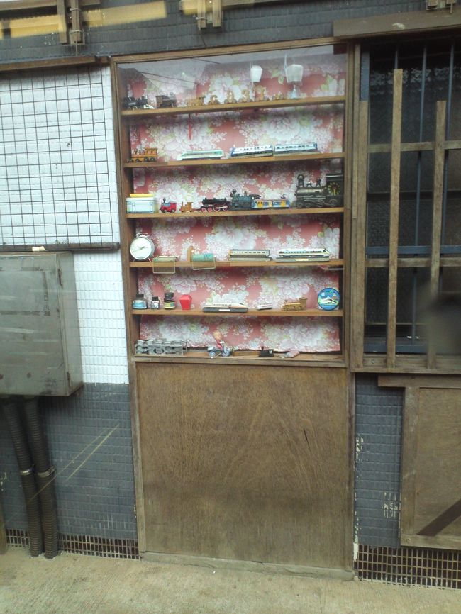 ・・・とここで、ハプニング発生！<br /><br />列車が走りだして２０分くらいすると、なぜか停車。そして線路を前に行ったり後ろに戻ってみたり。車掌さんは、工具を持って走り回っているし。。。何だか不穏な雰囲気・・・<br /><br />車内放送は、英語も日本語も流れません。なので、不安な気持ちになって待ちます。<br /><br />結局、電車の故障で、十分駅で別の車両に乗り換えることに。<br />向かいに座っていた台湾人＋英語圏の観光客が英語で会話していたから、彼女らの会話から何とか情報が入ってきて助かった！