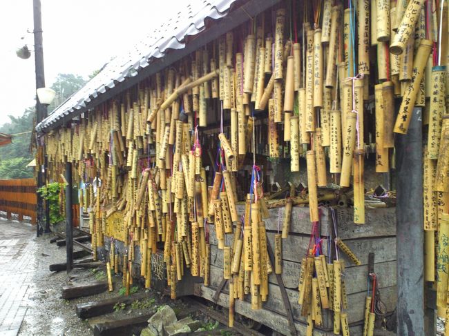 この竹には、願い事が書いてあるそうです。<br />絵馬みたいなものかな？<br /><br />