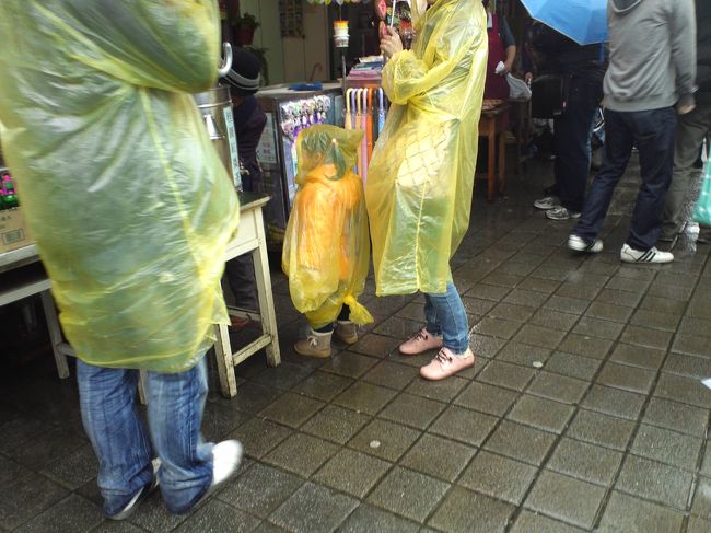 こういう黄色いカッパを着ている人、多かったです。<br />この小さい女の子見てください！<br />ペンギンみたいでかわいい♪しっぽもついてる♪♪