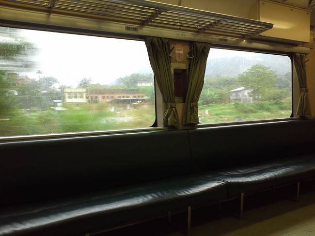 帰りは、各駅に人を下しながら行くので、十份駅にたどりつくころには車内ががらがらに。