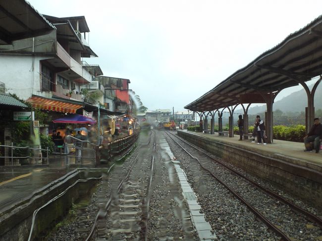先頭に移動してみました♪<br />運転手さんの真横です。<br /><br />運転手さんも車掌さんも、愛嬌たっぷりのチャーミングなおじさまたちでした。写真お願いしてみればよかったな。