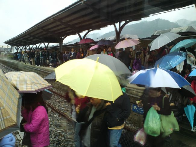 線路を渡ってぞろぞろ人が移動します。