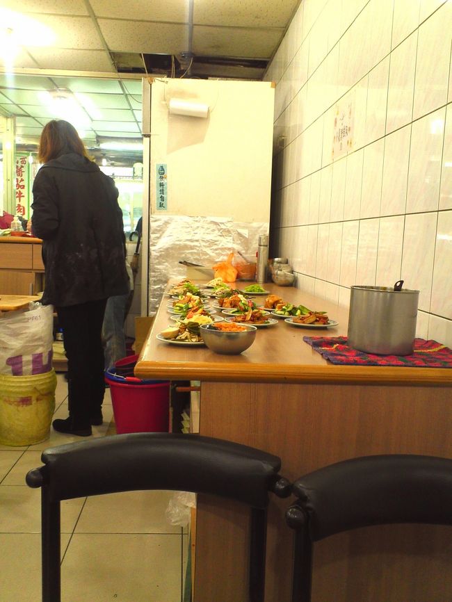 雙連駅に来ました。<br />この駅の周りには、庶民的な食べ物屋さんがいろいろあるので、重宝してます。<br /><br />牛肉麺屋さんに入りました。