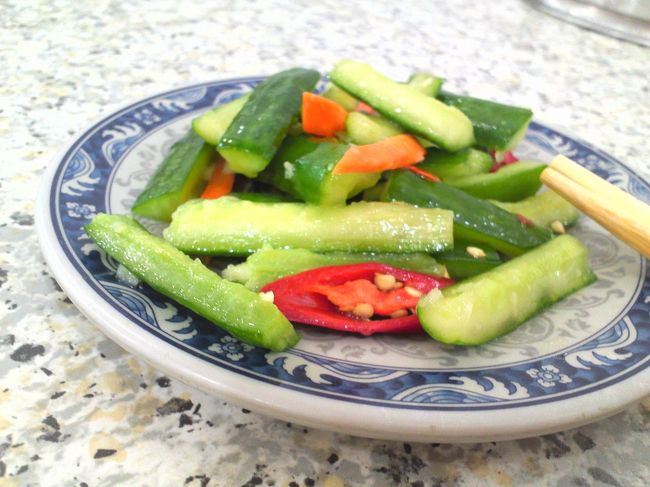 まずは小菜。<br />きゅうりの浅漬け。