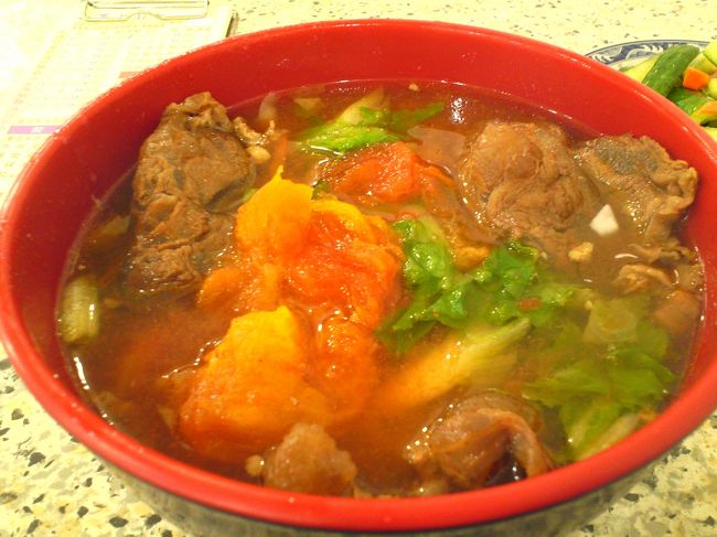 そして、トマト牛肉麺！<br />うぁー、あったまる♪<br /><br />刀削麺でした。お兄さんたちが、手際よく削っていました。<br /><br />刀削麺を食べると、「すいとん」汁を思い出すのは私だけでしょうか。