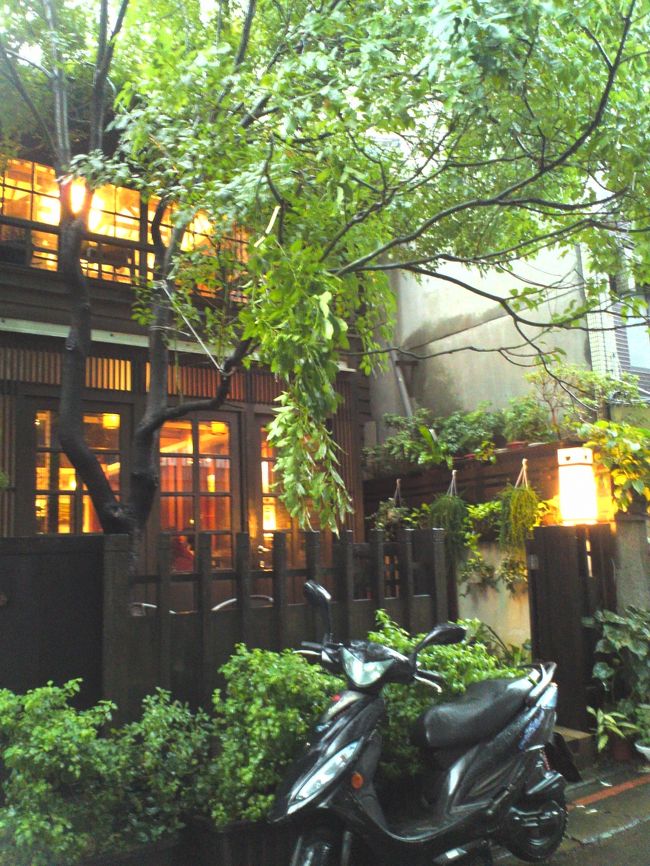 街をふらふら歩いていると、路地裏にいい感じのカフェを見つけました。<br />また今度・・・