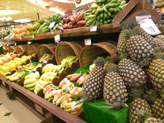 台北１０１の地下にある、スーパーに来ました。<br />並んでいる果物に、南国を感じます。<br /><br /><br />このスーパー内で、母リクエストのお茶とパイナップルケーキを買います。<br /><br />お茶は高いような気がするのだけれども、オバチャンと顔なじみになったので、オマケをはずんでくれます。