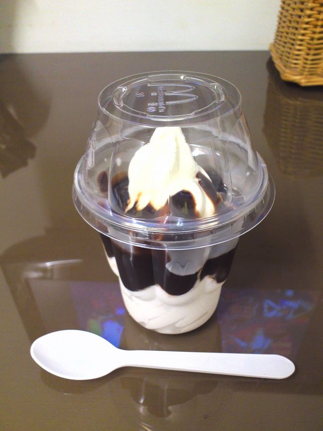 チョコサンデー大好き！<br />アイルランドに留学していたころ、確か１ユーロで買えたのでよく食べていました。<br /><br />台湾のチョコサンデーは、チョコソースの口どけがちょっと悪いような気がします。ねっとりと口にまとわりつくというか。<br />アイスとまぜても、まざらないというか。<br /><br />ちなみに、韓国のチョコサンデーはひたすら甘かった！<br /><br />日本のチョコサンデーがいちばんあっさりで、チョコの口どけが良くて、私の口に会います。<br /><br />チョコサンデーひとつをとっても、結構ちがうものなのですね。