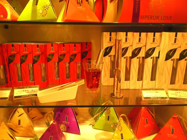 出国審査前のスタバの隣のお店で、母からの頼まれものを買います。<br />ティースティックです。<br />これがあれば、急須がなくてもお茶が入れられます。