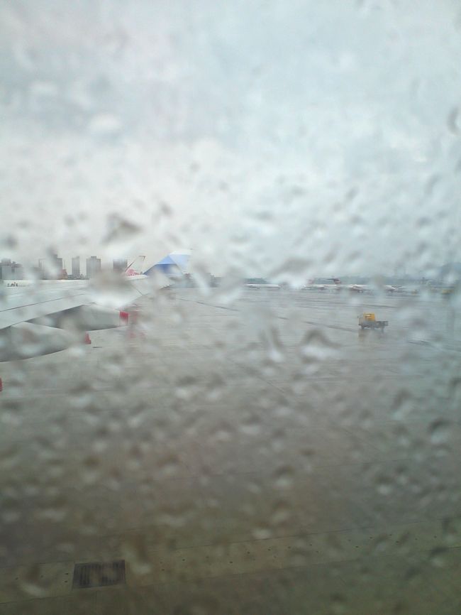 外は雨です。<br />今回の滞在は、１日目以外は雨でした。<br /><br />でも気にしない！<br />晴れても雨でも台北だもの。