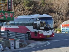 　正東津駅には、バスが通るような広い道がありませんが、少し山側へ行くと一台の大型バスが停まっていました。
　バスの前面には「ソウル　江陵」の表示が、運転手に「江陵？」と聞くと首を横に振る、次に「ソウル？」と聞くとうなづく、このバスソウルまで行くんだ、じゃあこれに乗ろうということになりました。
