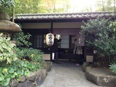 　さて、ロープウェイを降りてお宿です。
　京急下田駅に宿の送迎バスが迎えに来てくれます。
（１４時、１５時、１６時だったかな？）
　駅からの所要時間は１５分ほどでしょうか。結構遠かったので、初めて行く場合に路線バスやタクシーを使うのは不安になるかもしれません。
　もちろん、駐車場もあるそうなので自家用車で行くのも可能のようです
　
　玄関に「田舎の宿」と提灯がぶら下がっていますが、宿の名称は「花のおもてなし南楽」。
　「南楽」というお名前のようです。
　公式サイト　→　http://www.nanraku.com/