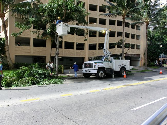 こういう光景も。<br /><br />きれいな景色はこういう人たちの日ごろの作業で、見られるんですね。<br /><br />感謝です。<br /><br />アラモアナセンター、ノードストローム、ロスドレス、ウォルマートなどで買い物して、荷物いっぱいでホテルまで帰ってきました。